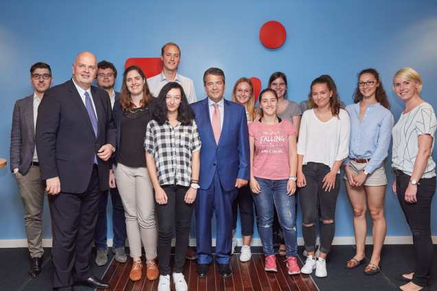 Hannover, DEU, 02.08.2017, Bundesaussenminister Sigmar Gabriel trifft sich mit Schüler auf Initiative der TUI Stiftung.